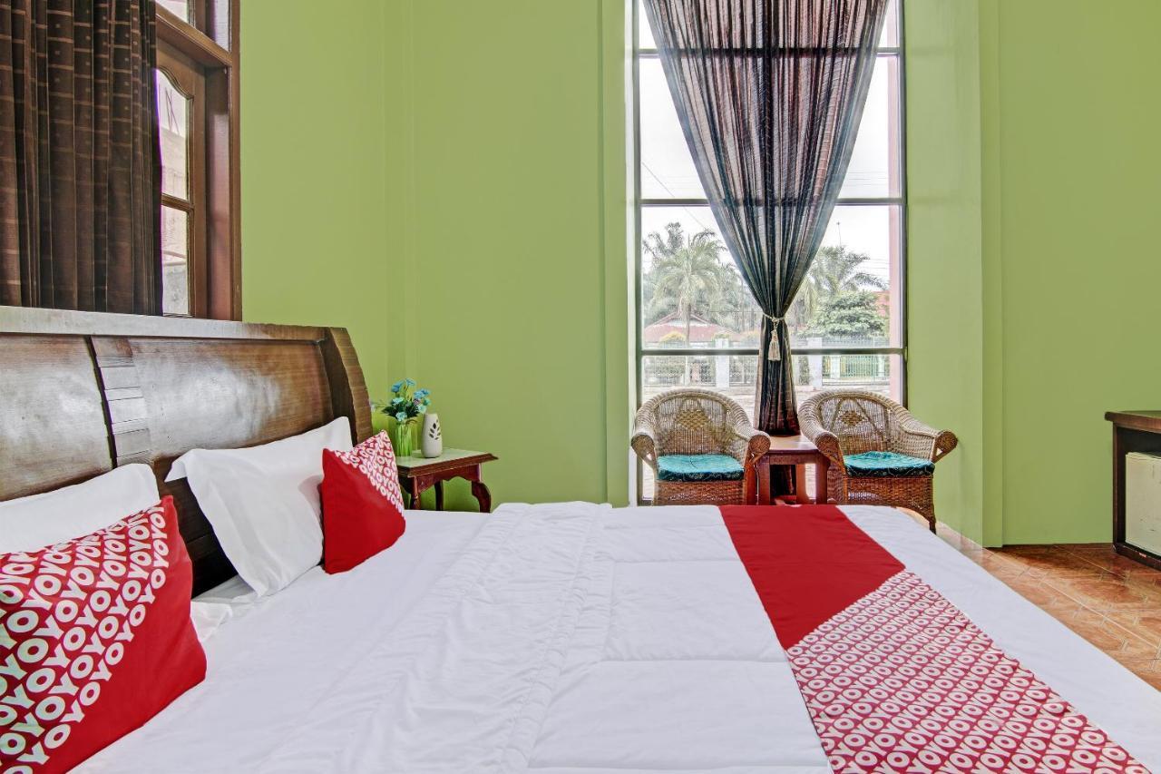 Oyo 92551 Netra Hotel Ujunbatu Esterno foto