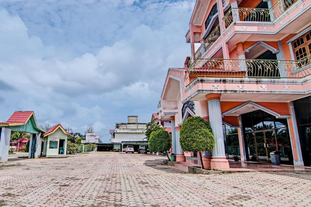 Oyo 92551 Netra Hotel Ujunbatu Esterno foto