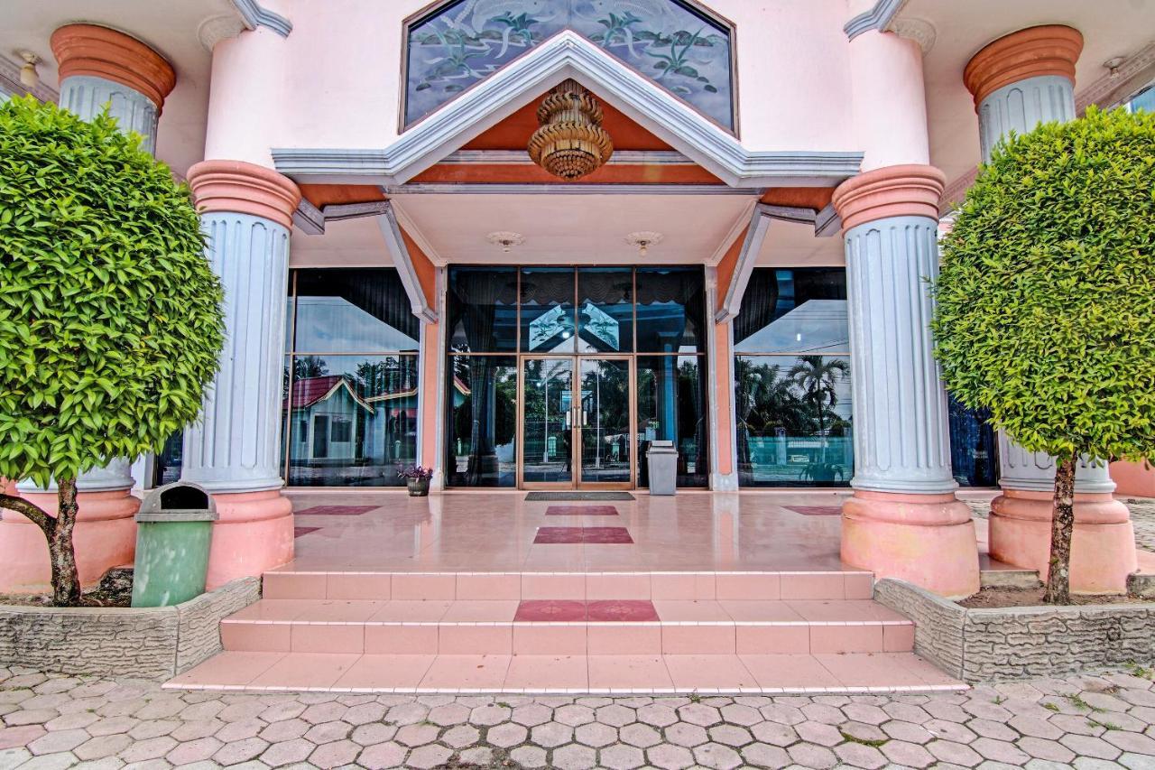 Oyo 92551 Netra Hotel Ujunbatu Esterno foto