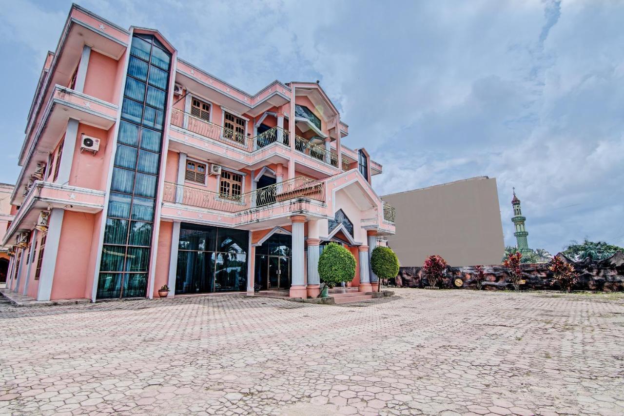 Oyo 92551 Netra Hotel Ujunbatu Esterno foto