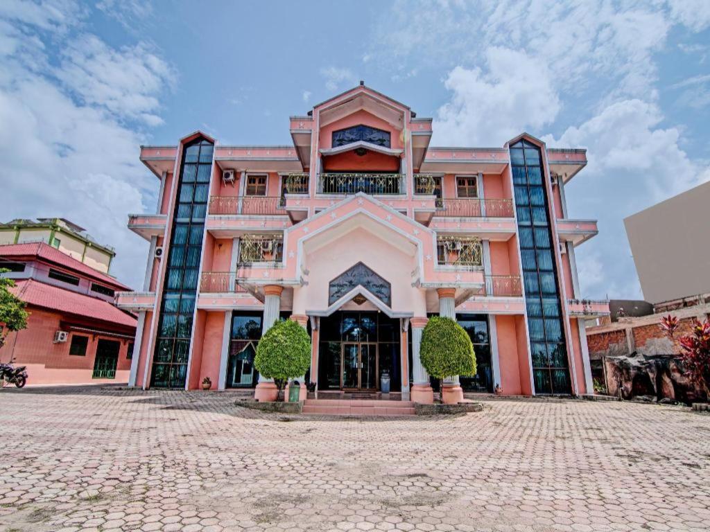 Oyo 92551 Netra Hotel Ujunbatu Esterno foto