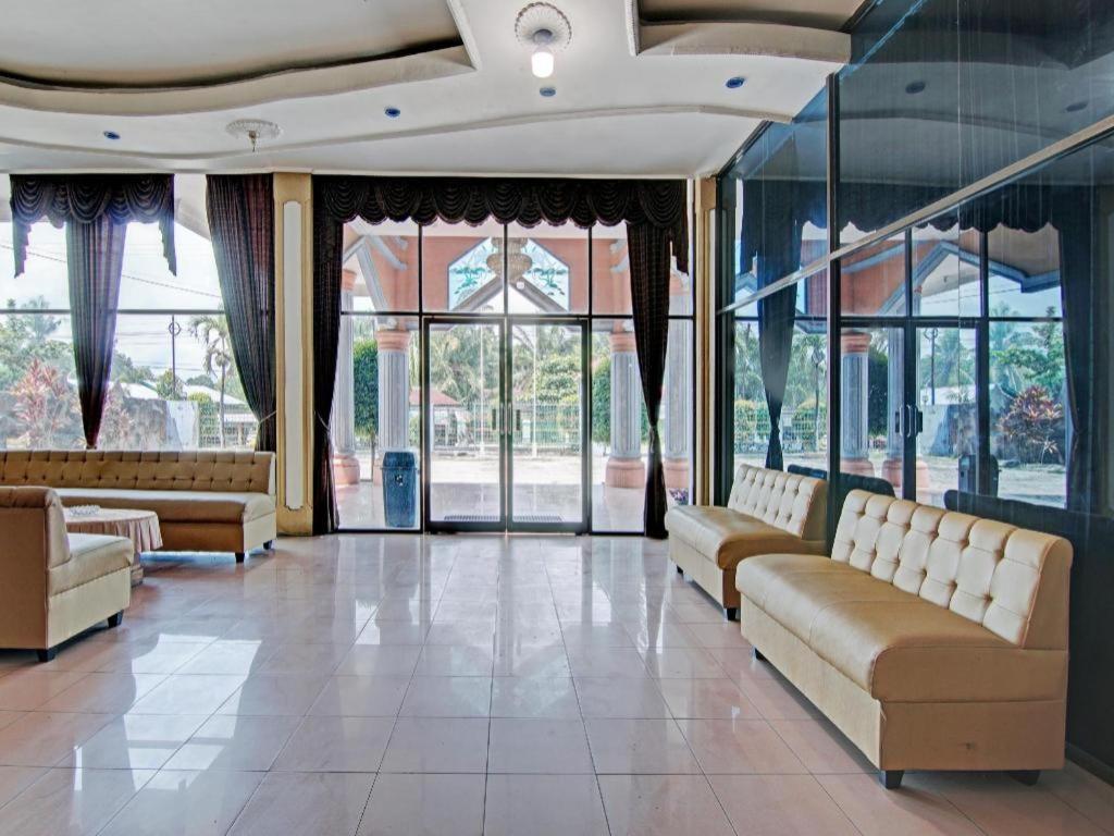 Oyo 92551 Netra Hotel Ujunbatu Esterno foto