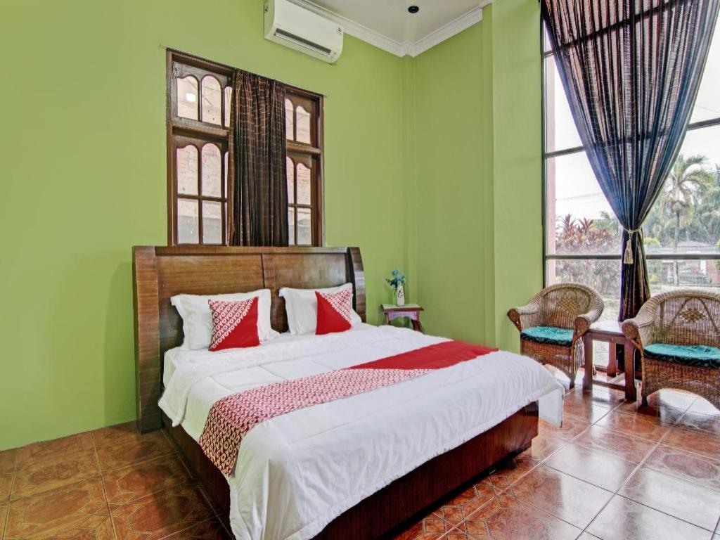 Oyo 92551 Netra Hotel Ujunbatu Esterno foto