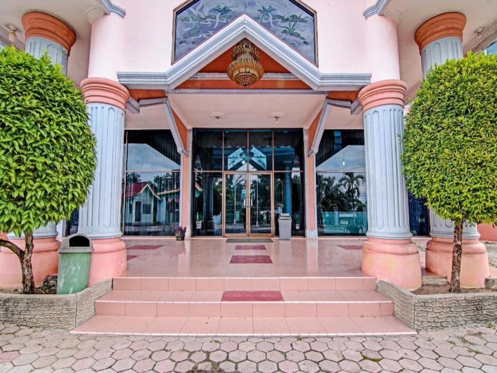 Oyo 92551 Netra Hotel Ujunbatu Esterno foto